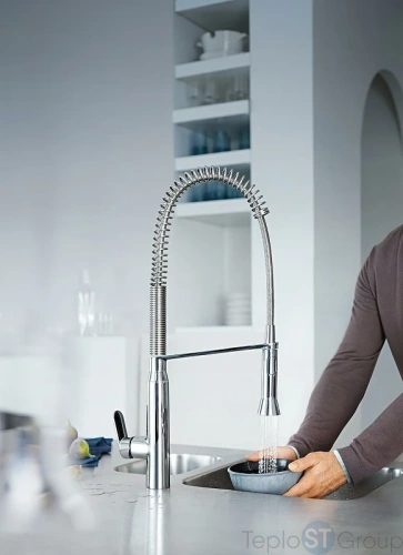 Смеситель для кухонной мойки Grohe K7 31379000 профессиональный - купить оптом у дилера TeploSTGroup по всей России ✅ ☎ 8 (800) 600-96-13 фото 4